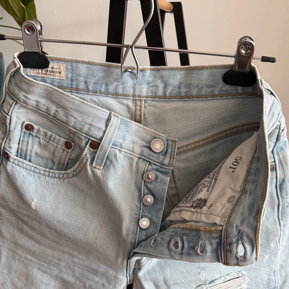 Levi's lightwash 501 denim jorts - Picture 3 of 5